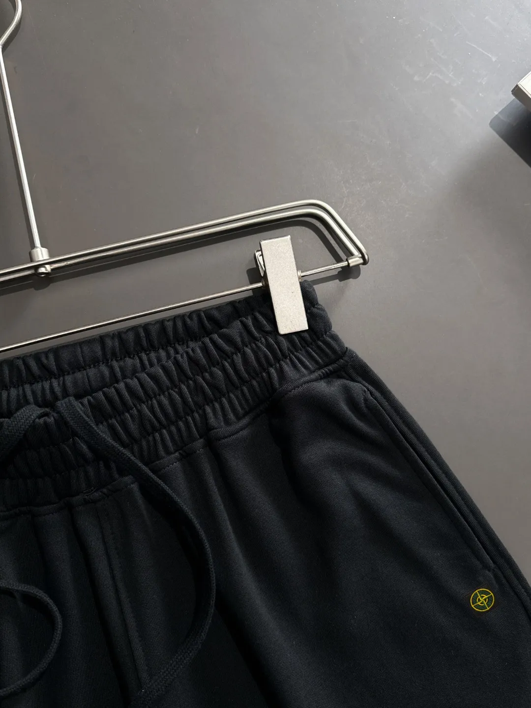 🅿️330 shipped next day, high quality Stone lsland/stone island 2025 spring and summer new style casual solid color loose shorts with elastic band, two needle stitches at the hem of the trousers, fine and firm stitching, custom-made fabrics at the counter, high breathability and comfort, impeccable details, brand element design concept, reflecting high quality. It feels delicate and soft! It presents a casual cut and the upper body shape is great! Size: S-XXL
